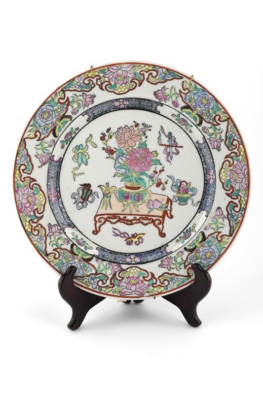 Lot four knife plates with oriental decoration