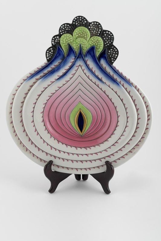 Polychrome ceramic wall plate