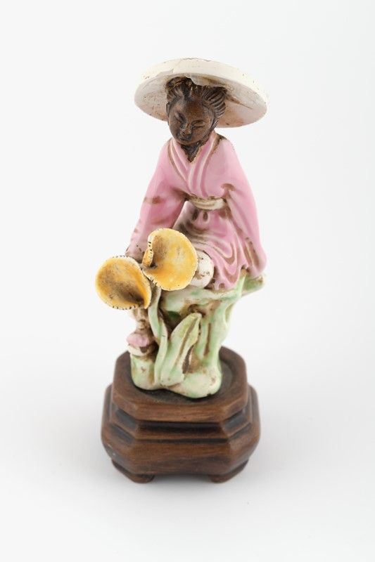Coppia di figure in ceramica policroma