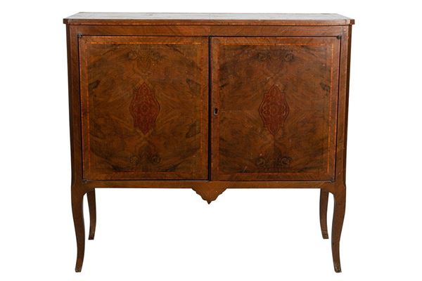 Credenza a due sportelli in noce
