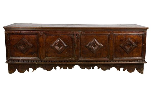 Cassapanca in legno di noce intagliato