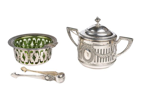 Lot of an ashtray and a sugar bowl