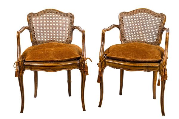 Coppia di poltroncine in noce in stile Luigi XV