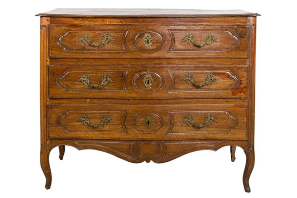 Walnut chest of drawers