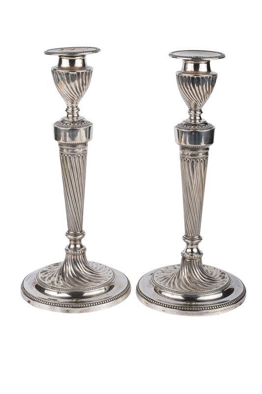 Coppia di candelieri in argento