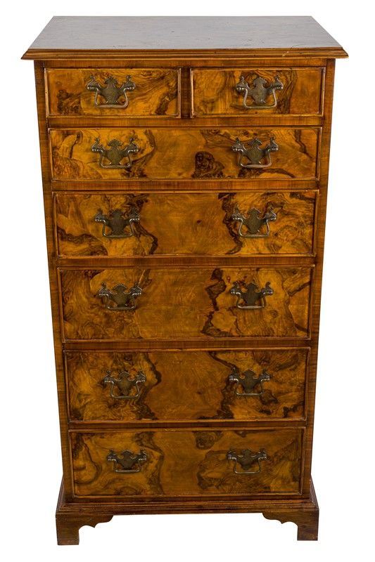 Chest of drawers in briar of walnut