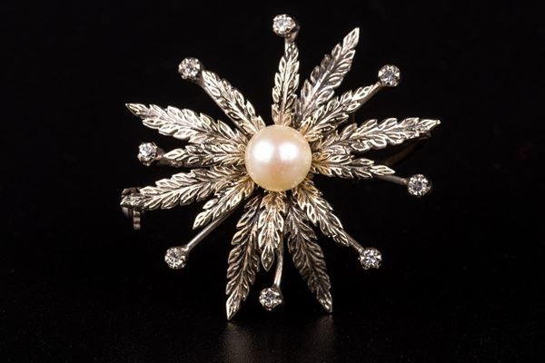 18kt white gold floral brooch