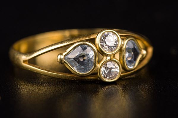 750 18kt yellow gold with white and light blue duralites pinky ring