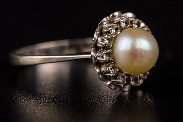 750 18kt white gold ring