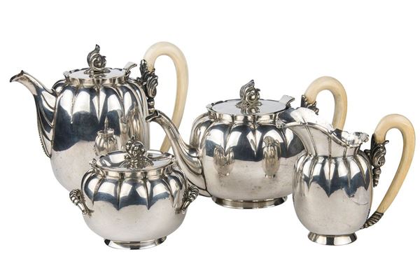 Servizio da t&#232; e caff&#232; in argento 800