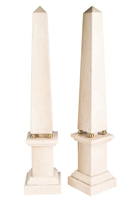 Coppia di obelischi in marmo beige