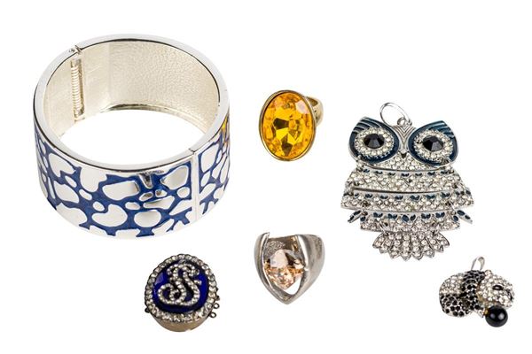 Lot of six costume jewelery items
