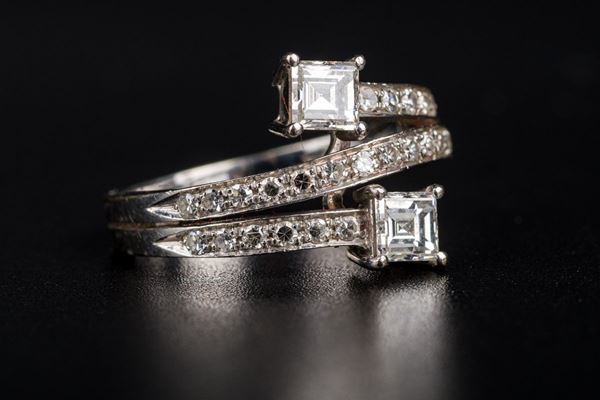 750 white gold contrari&#233; ring