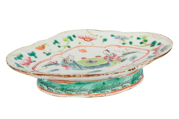 Centerpiece in painted porcelain