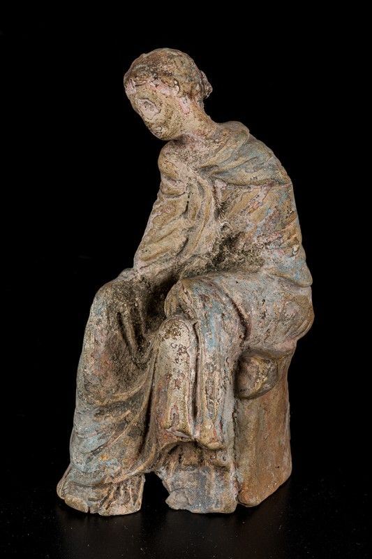 Figura femminile seduta
