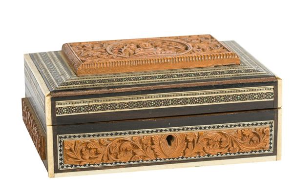 Scatola in legno intarsiato