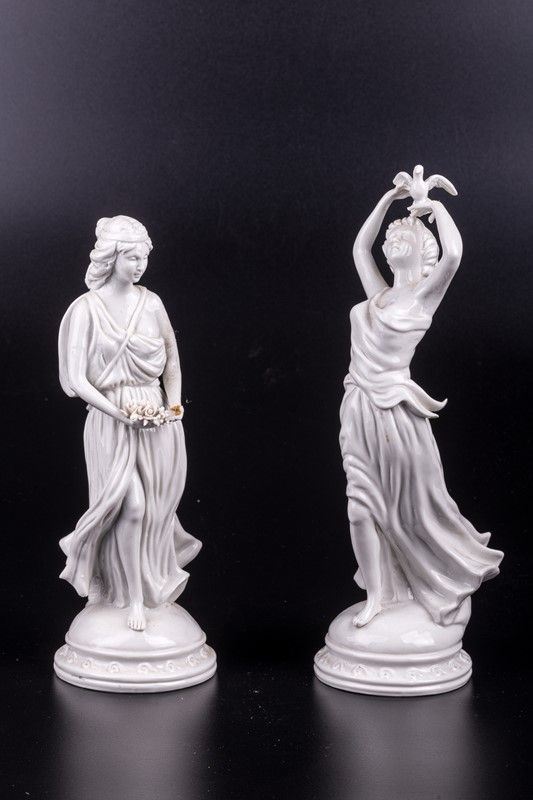 Lot of two figurines