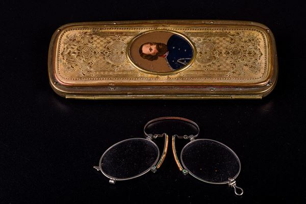 Glasses holder with miniature