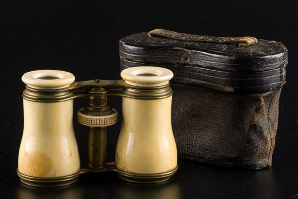 Theater binoculars in ivory