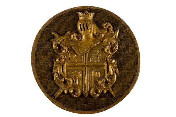 Placca in legno dorato con stemma araldico gentilizio