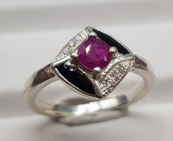 Anello in argento 925 con zirconi e rubino
