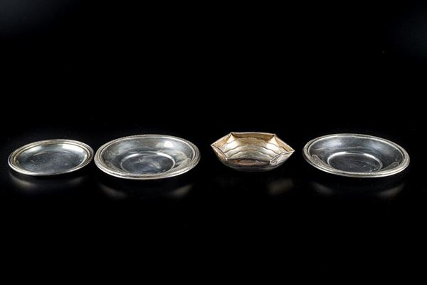 Lotto di quattro piattini in argento 800