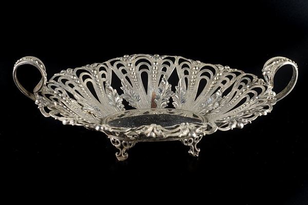 Centerpiece in silver metal