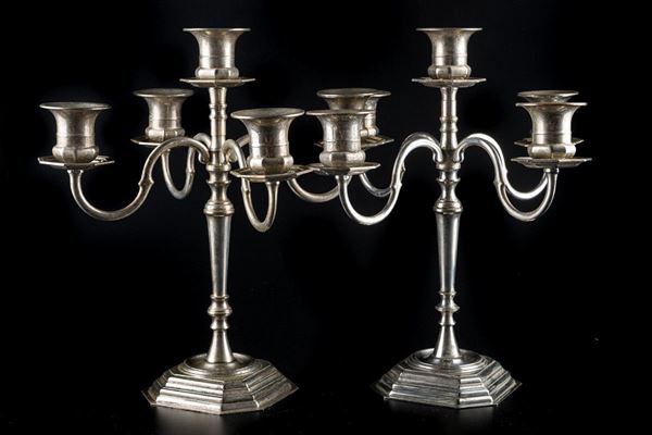 Coppia di candelabri in metallo argentato
