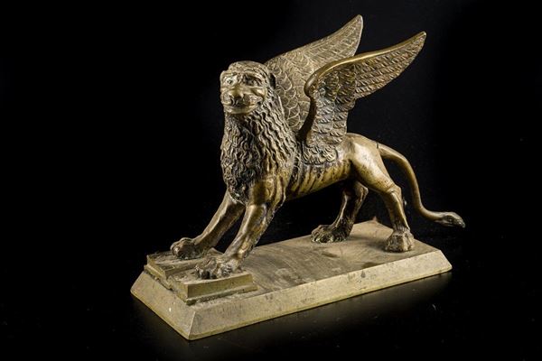 Griffin-shaped card holder