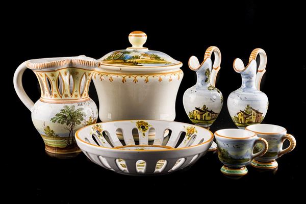 Lotto di sette oggetti in ceramica
