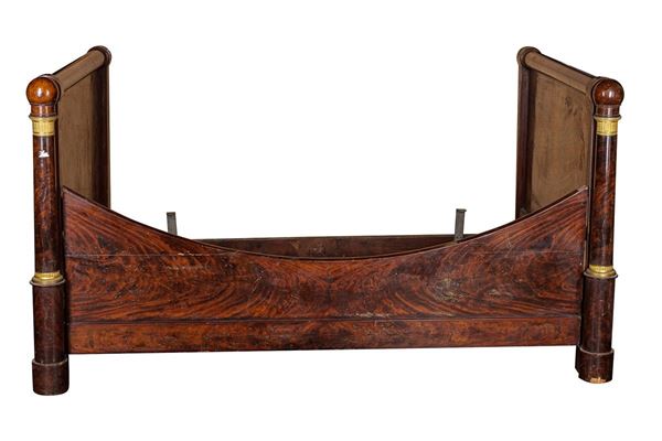 Sleigh bed