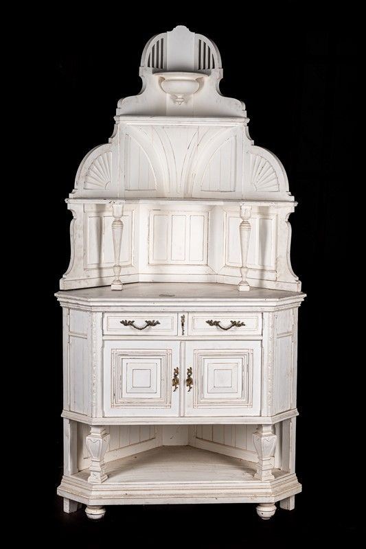 Corner cupboard