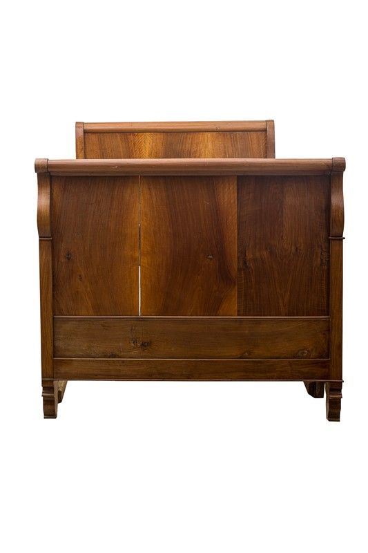 Sleigh bed