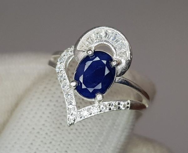 Anello in argento 925 con zaffiro e zirconi