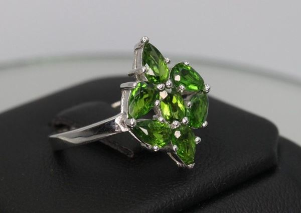 Anello in argento 925 con cromo diopside e zirconi