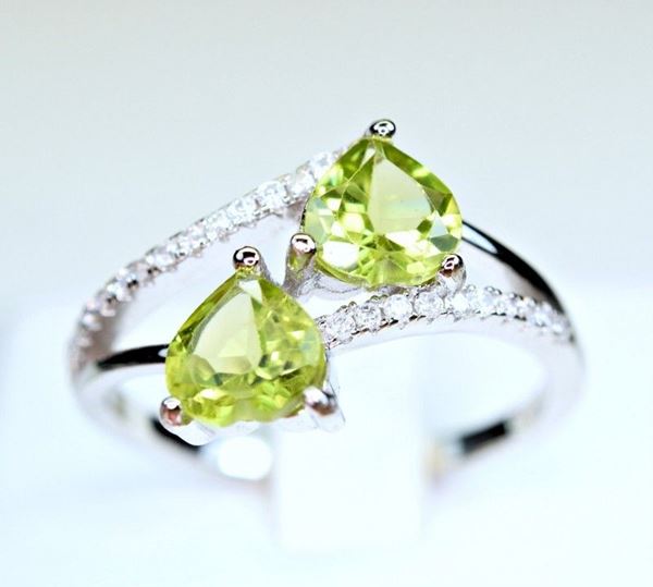Anello in argento 925 con due peridoti naturali e zirconi