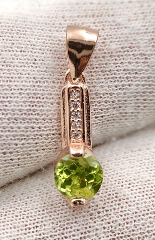 925 silver pendant with peridot