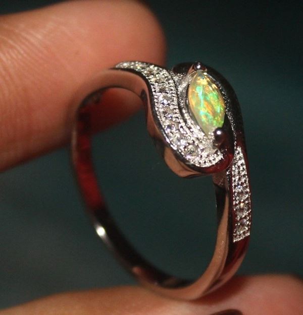 Anello in argento 925 con opale Welo e zirconi