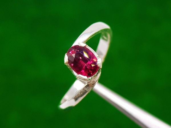 Anello in argento 925 con granato rodolite