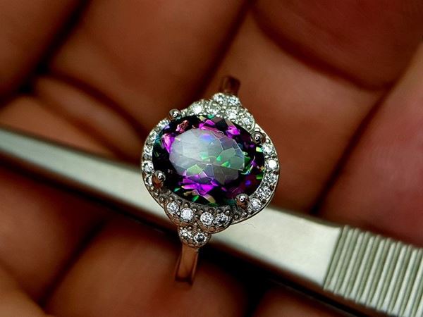 Anello in argento 925 con quarzo mistico naturale e zirconi