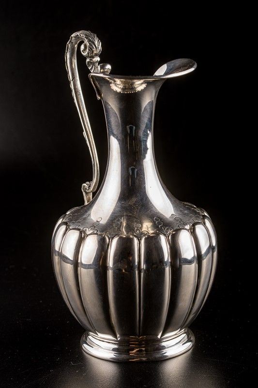 Piccolo versatoio in argento 800