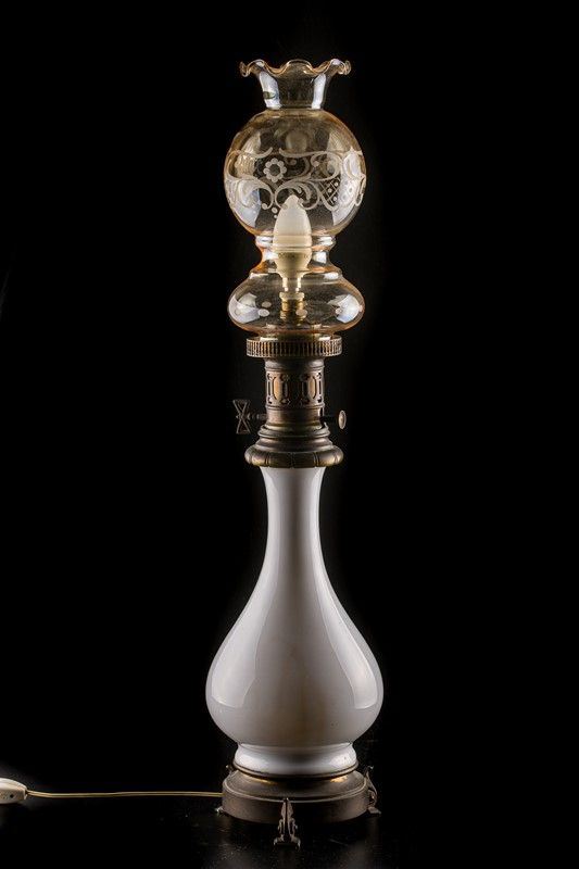Lamp in opal glass