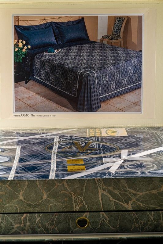 Blue silk blend double kit with quilt