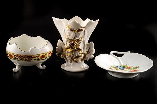 Lot of three porcelain objects