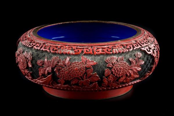 Red lacquered centerpiece