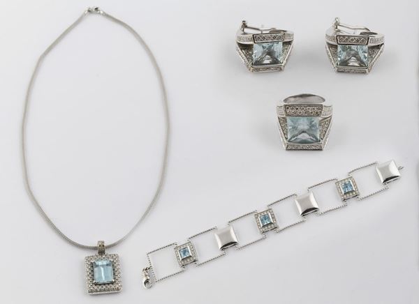 Parure composta da coppia di orecchini, anello, bracciale, collana con ciondolo