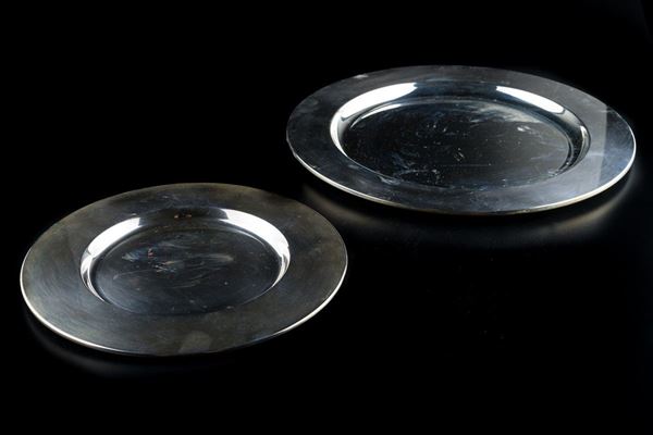 Two plates in 800 silver