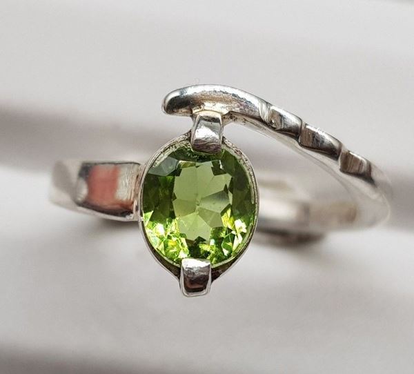 Anello in argento 925 con peridoto dell&#39;Himalaya