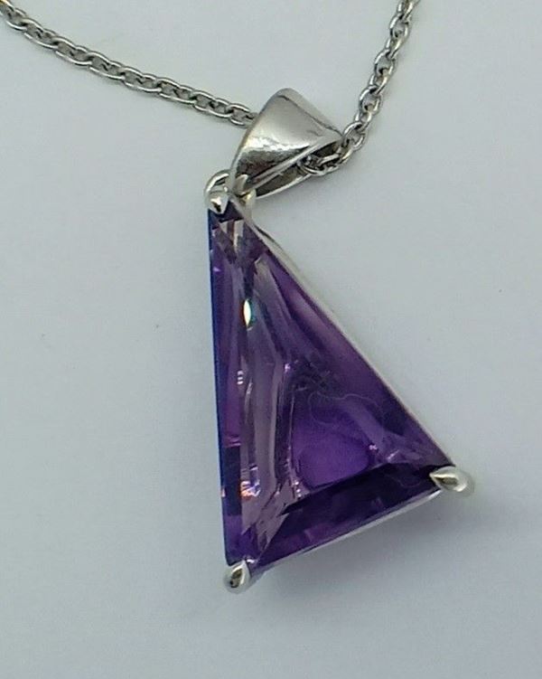 Ciondolo in argento rodiato con ametista del Brasile