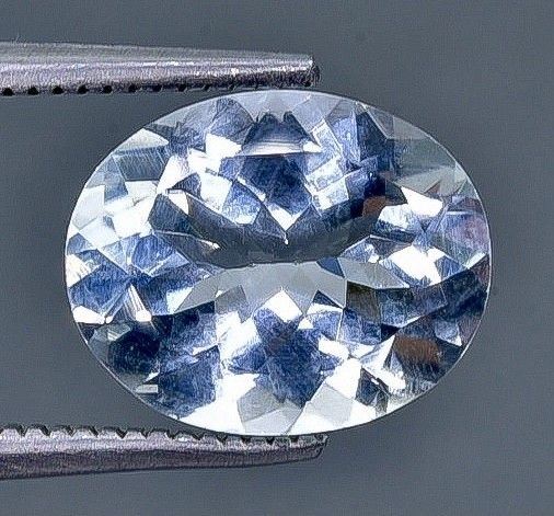Natural aquamarine goshenite from Brazil